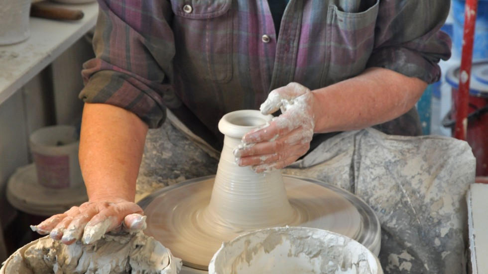 Att dreja är det som tar kortast tid när man tillverkar keramik. 
