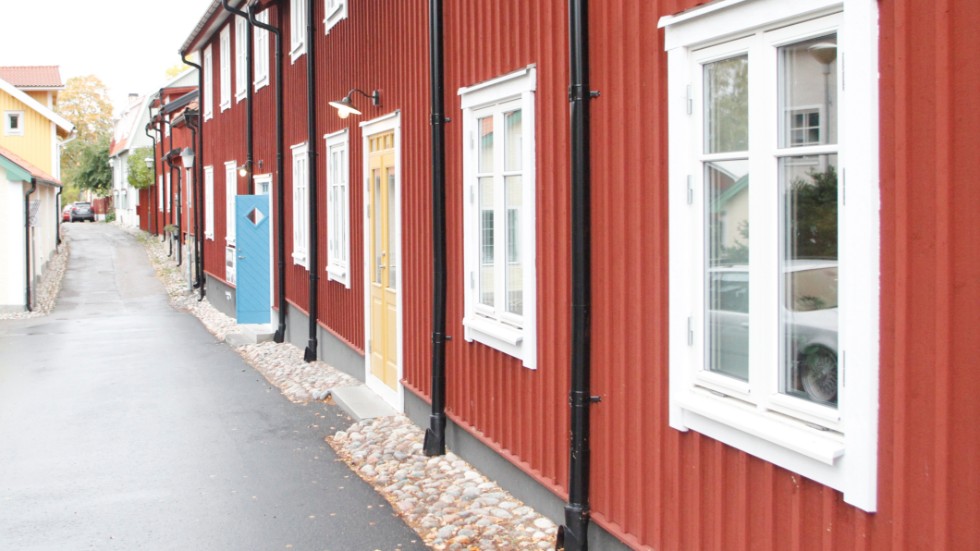 Dörren står fortfarande på glänt för den som önskar att flytta in i Viljansgården, där det finns tre radhuslägenheter till salu.