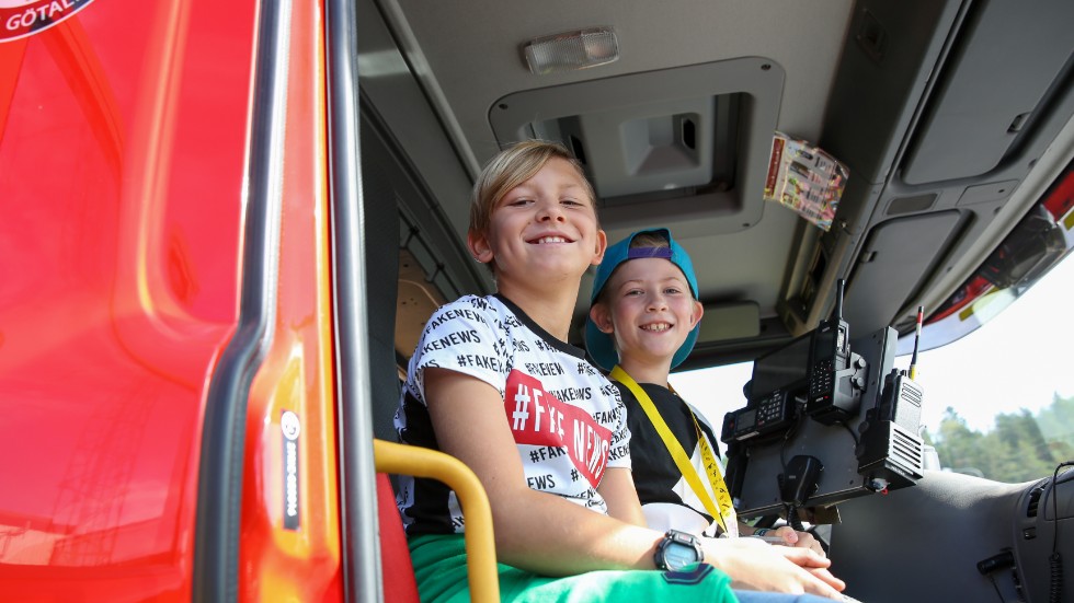 Kompisarna Charlie Axelsson och Elvin Penttinen testade på hur det är att sitta i en brandbil.