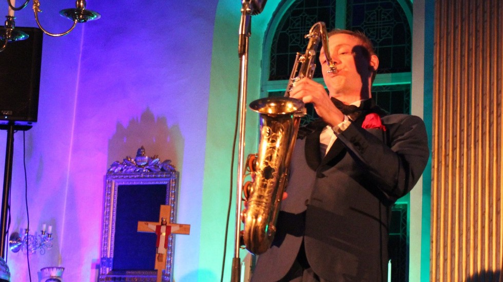 Daniel Yngwe ger en julkonsert i Kisa kyrka där han sjunger och spelar även saxofon.