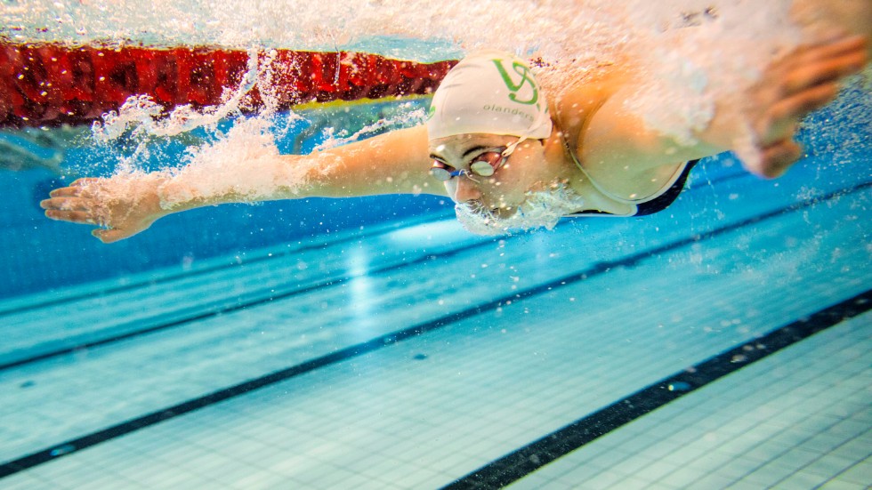Adelina Walldén flyger fram i vattnet när hon simmar fjärilssim under en träning i Västerås. Hon är  en av fem simmare från Enköping som valt att träna i Västerås.