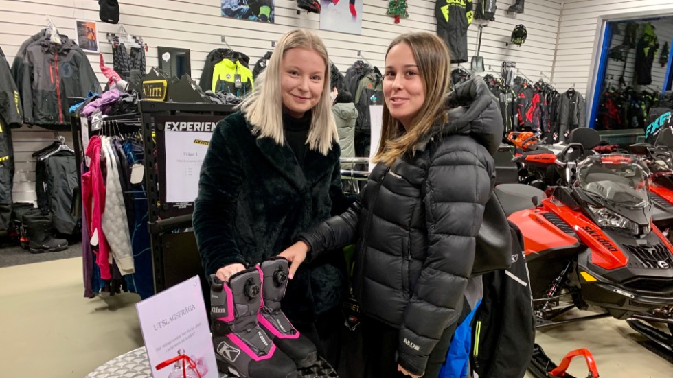 Julia Vikström och Alice Lundquist tittade på kläder till snöskoterkörningen men båda drömde om en ny Ski-doo.