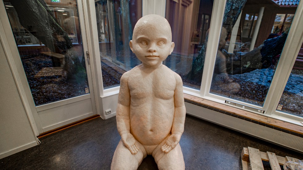 Konstnärens dotter Tora var för tidigt född men visade sig ha oanad livkraft. Skulpturen av henne finns bland annat i en version av aluminium utanför Gustavsbergs kommunhus.