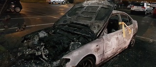 Bil sattes i brand på parkering