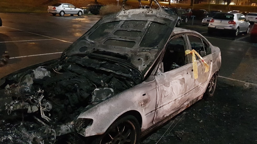 Bil sattes i brand på en parkering i Berga under natten till onsdagen.