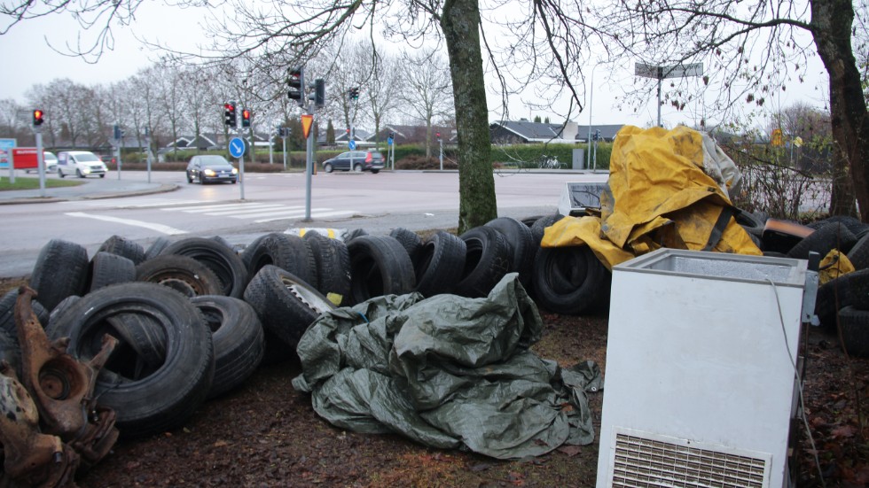 Däck efter däck, några vitvaror och annat skräp har dumpats i korsningen Västerleden/Doktor Westerlunds gata/Havsörnsgatan.
