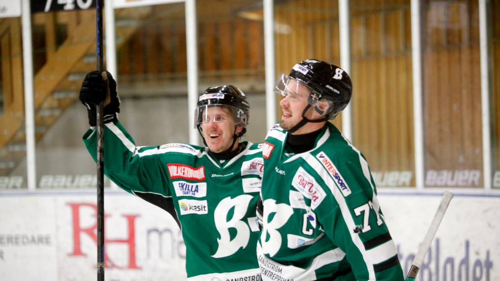 Joakim Lundqvist (till höger) har just prickat in 4-1 mot Mariehamn.