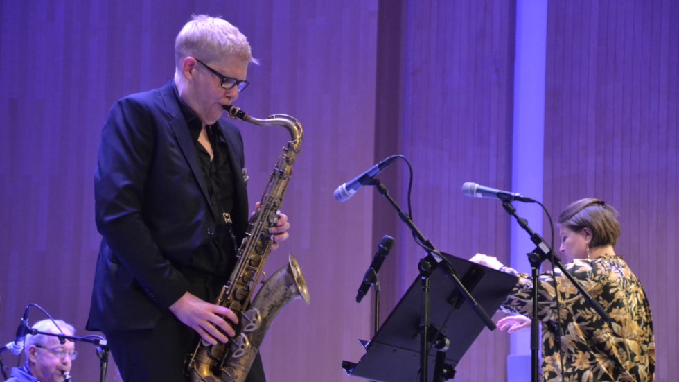 Tenorsaxofonisten Magnus Dölerud tutade i ordentligt med ett långt solo under lördagens jazzkonsert. I bakgrunden kapellmästare Erika Hammarberg.