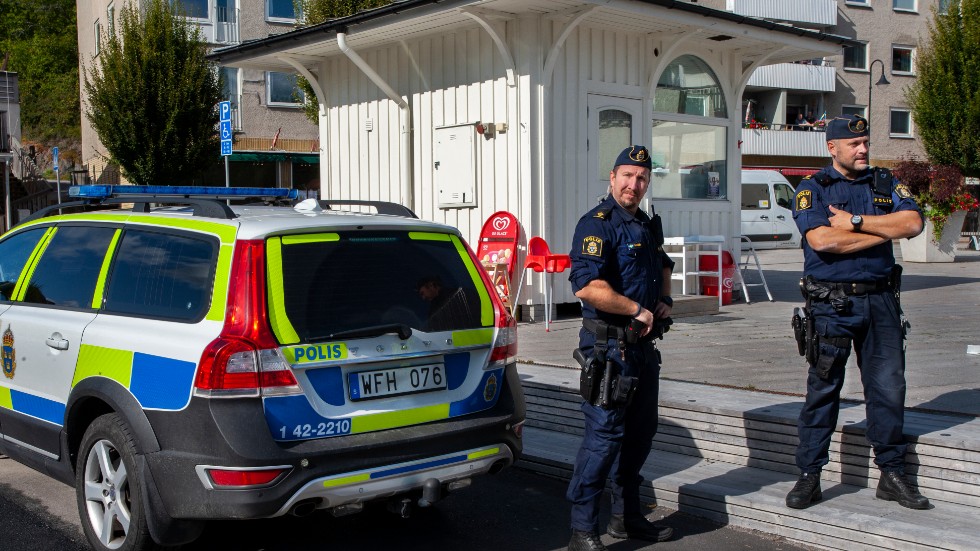 Dagen efter hoten hade polisen en ökad närvaro i Valdemarsvik för att skapa trygghet bland invånarna.
