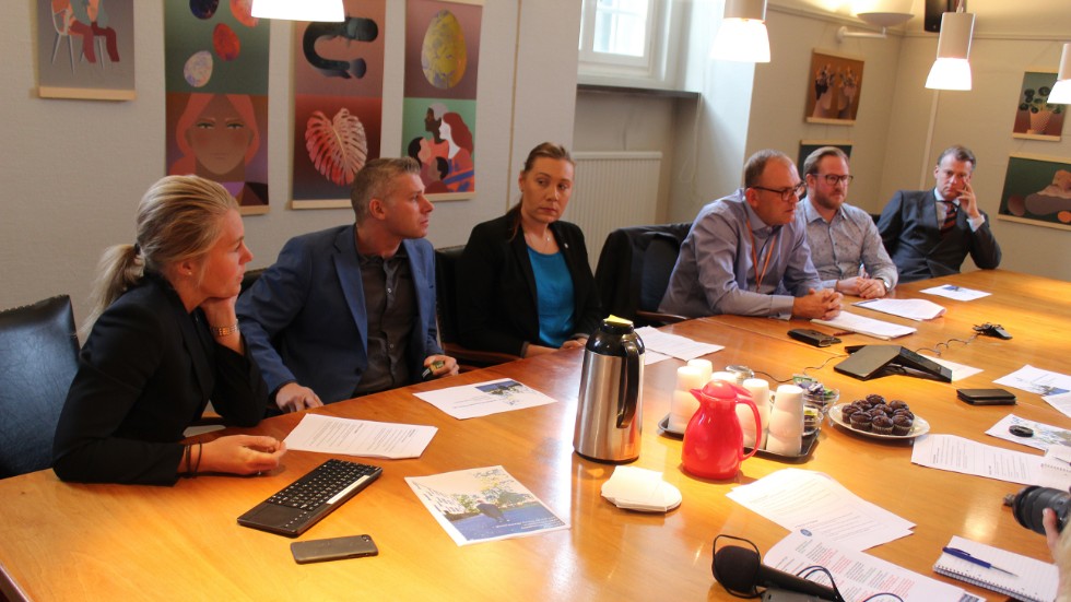 Pressträff med Moderaterna i Rådhuset. Sophia Jarl, Roger Eklund-Åkesson, Sylvia Nilsson, Fredrik Björkman, Filip Jakobsson och Pär Österlund.