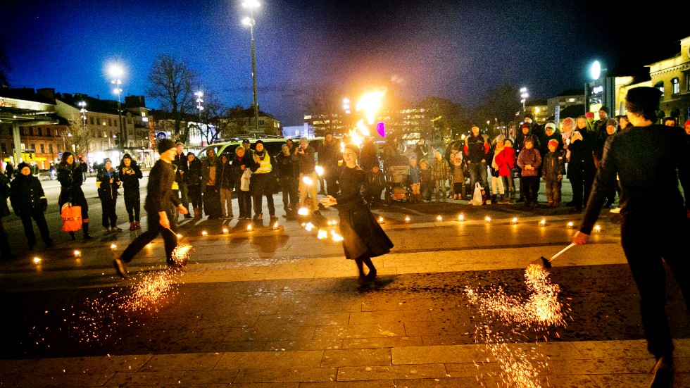 Bilden togs vid en eldshow för Barnkonventionen i Uppsala.