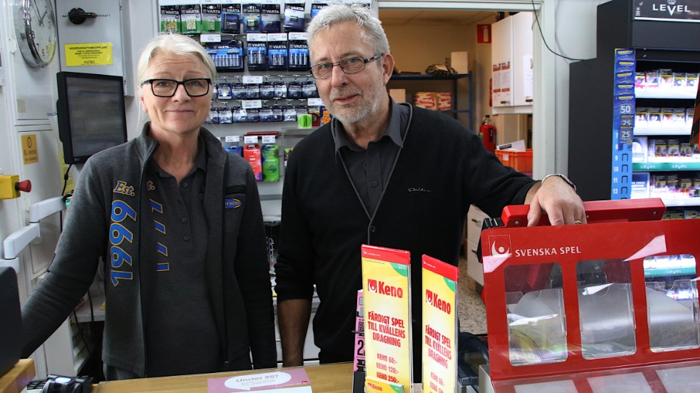 Lotta och Leif Alexandersson på Frendo i Hultsfred vädjar till kunderna att betala med kort eller elektroniskt i stället för kontanter. Ett led i kampen för att bromsa spridningen av Coronavirus.