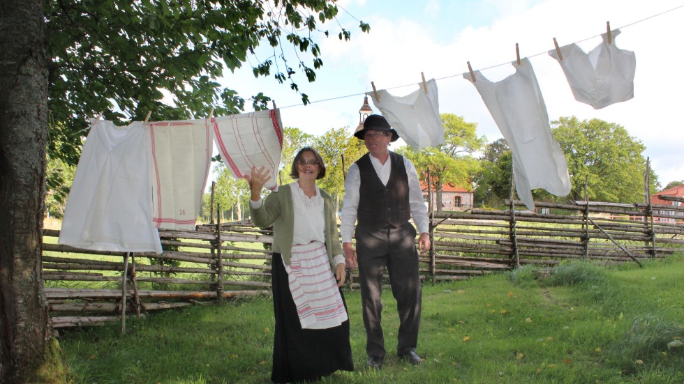 Annamaria Jakobsson och Lennart Schultz förbereder tidsresan, där besökarna ska få testa gammaldags tvätt.