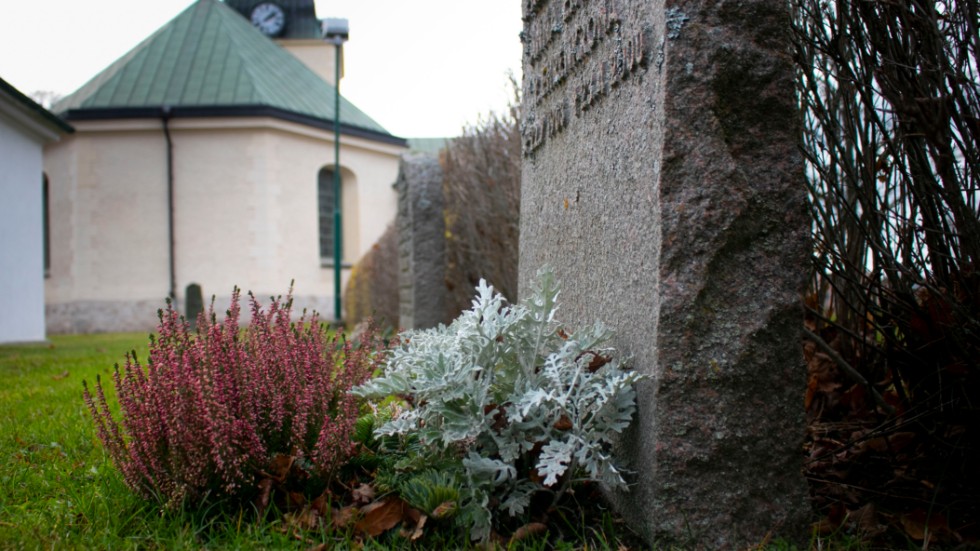 Närmare 300 gravar kan snart tas bort i Mjölby, Ödeshög och Boxholm om innehavarna inte tar hör av sig.