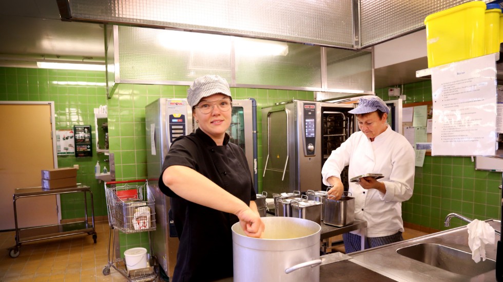 Karoline Andersson och Birgitta Larsson jobbar i köket på vårdcentrum. De hoppas få flytta med till det gemensamma storköket, om deras kök ska stängas.