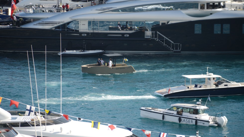 I hamnen i Monaco är eElex 8000 en lilleputt bredvid mångmiljonyachterna. Men den svenska elbåten är i centrum för stort intresse under Monaco Yacht Show.