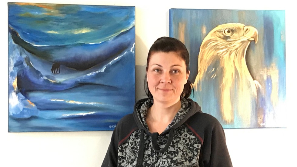 Heidi Pedersen driver Galleri Källaren, håller skaparkurser och målar själv. 