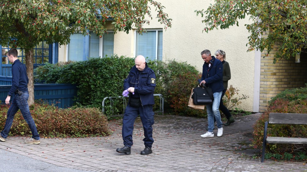 Polisens tekniker och civilklädda poliser lämnar fastigheten i Ljungsbro. 