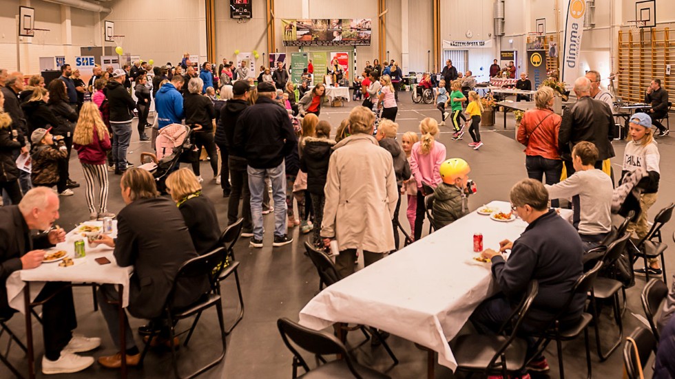 Mat och aktiviteter väntar på Efterfest i Heby den 28 september. Bilden är tagen vid fjolårets arrangemang.