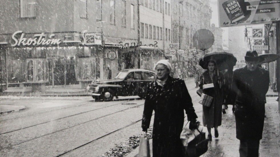 Det snöblandade regnet faller tungt över Drottninggatan 1958. Bara de sista julklappsinköpen förmår locka ut Norrköpingsborna.