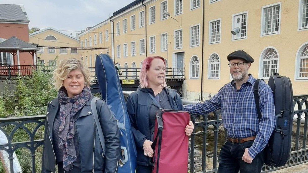 Orkestermedlemmarna Sarah Eriksson, Åsa Eriksson Wärnberg och Henrik Schön framför Finspångs Metallverk.