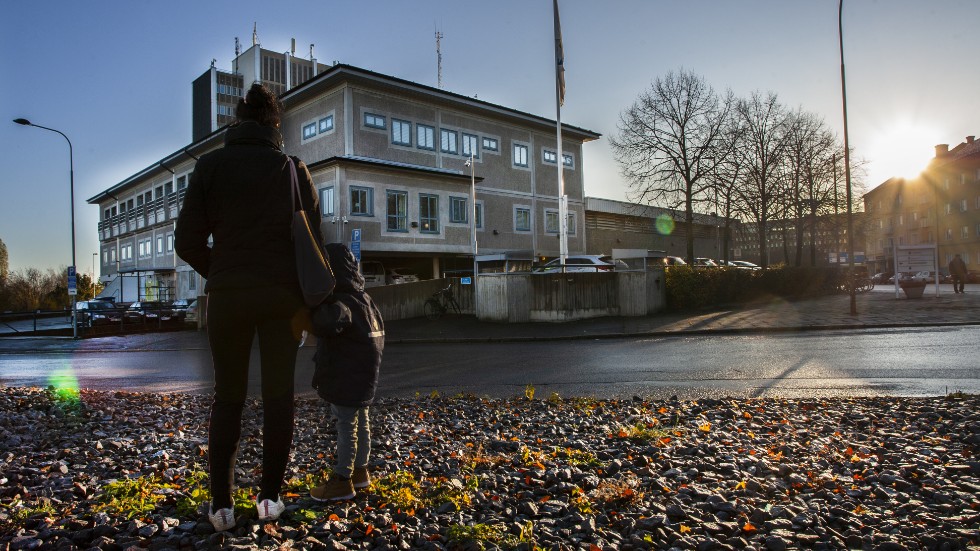 ”Det känns hemskt att det ska vara så här svårt för oss anhöriga att få göra besök”, säger Angelika som tog strid för att hennes son Jonathan, 4 år, skulle få träffa sin pappa på häktet i Norrköping.
