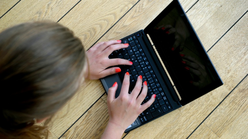 Risken för att övervakas i sitt internetanvändande är något som allt fler känner till, enligt en rapport från Internetstiftelsen. 