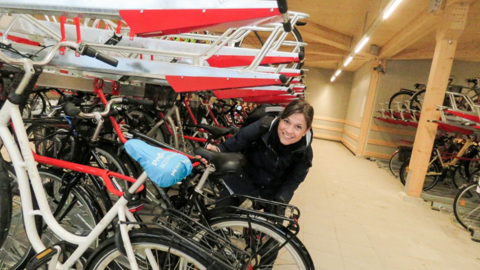 Kristina Eliasson parkerar gärna i garaget - nu när det finns. Men det finns mycket annat kommunen kunde lagt de nära 50 miljonerna på som gynnat cyklister än mer, tycker hon.