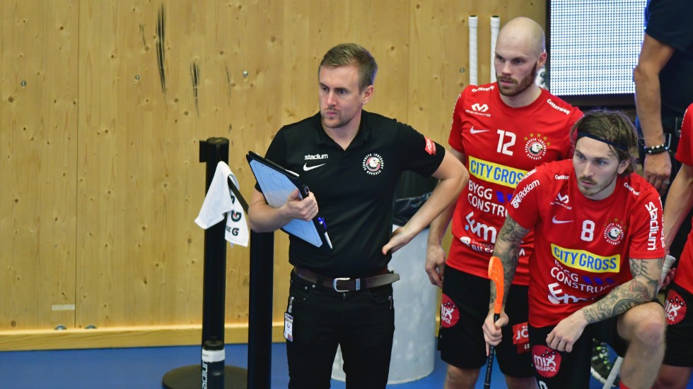 Storvretas tränare Andreas Harnesk och spelaren Jimmie Pettersson (8) drog inte jämnt och Pettersson lämnade mitt under matchen mot Jönköping.