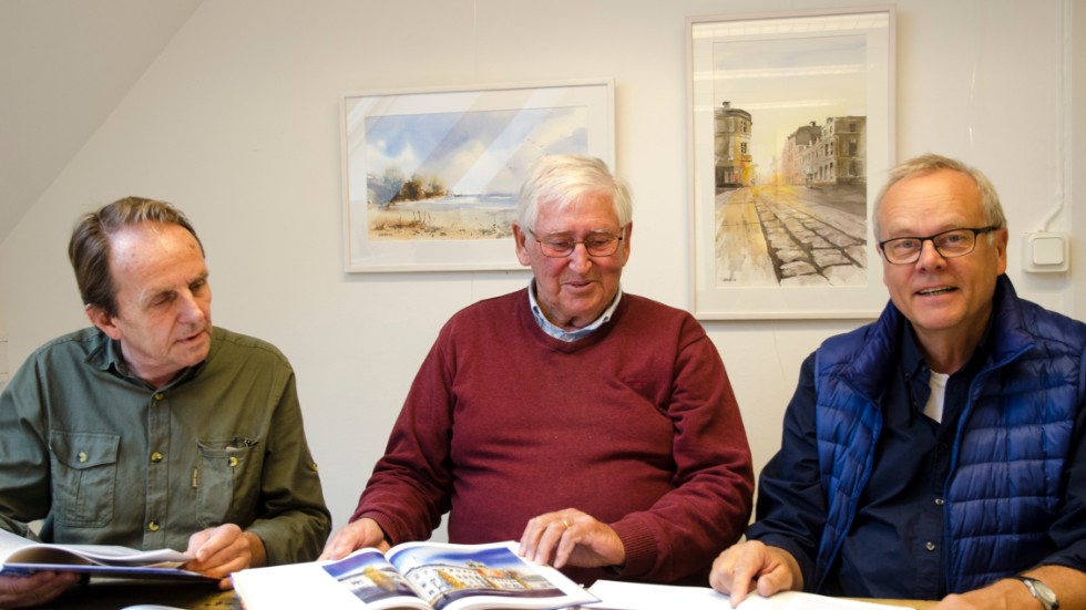 Från vänster: Torbjörn Andersson, Göran Hedin och Håkan Groop. Här med den nya boken "Nyköping under 300 år" som presenteras under Litterart Gästabud.
