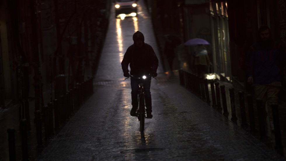 Polisen borde bötfälla fler cyklister som som cyklar utan belysning, skriver Per Wärmegård. (Bilden är tagen på annan ort).