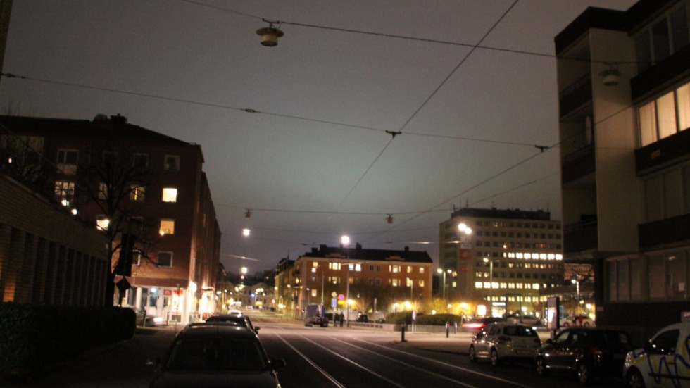 Kör försiktigt. Korsningen Nygatan/Kristinagatan blir snabbt mörk så här års när lampa efter lampa slocknar.
