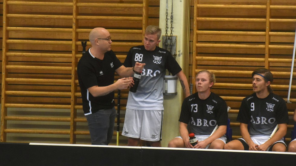VIBK-tränaren Michael Elmér instruerar sina spelare.