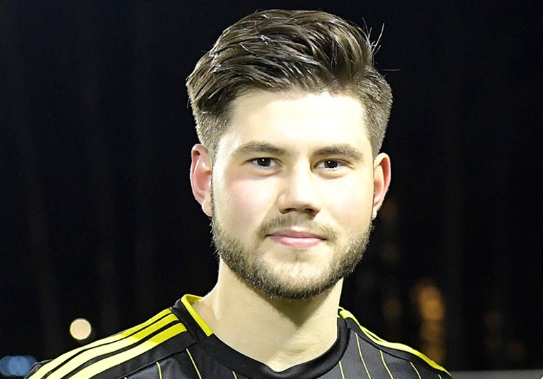 Simon Sandholm har intresse från både IFK Västervik och Västerviks FF, men just nu fokuserar han på Vimmerby IF, där han har kontrakt. 