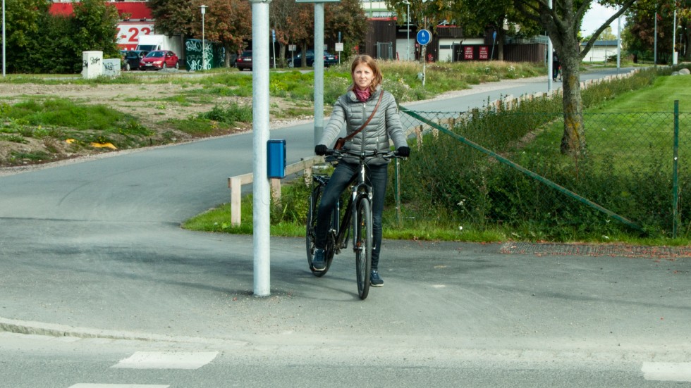 Nicole Carpman tycker inte att korsningen vid Fyrislundsgatan stämmer överens med kommunens policy att gynna cykeltrafiken.