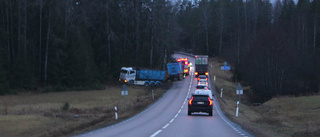 Lastbil i diket vid Björndammen