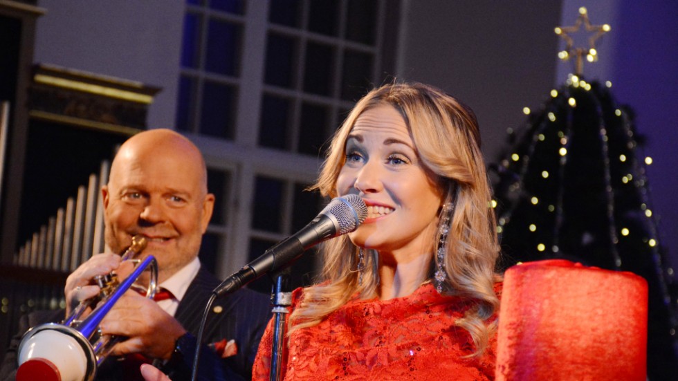 Sångerskan Debbie Louise har fått en ordinarie plats i årets upplaga av turnén "I Juletid". I Vimmerby visade hon att det är välförtjänt. Här tillsammans med Magnus Johansson.