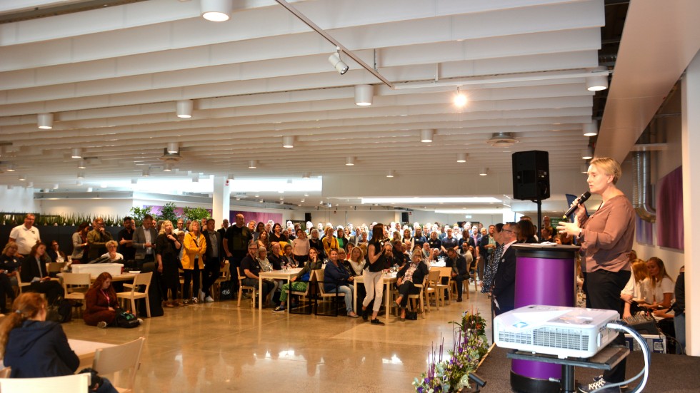 Kikki Liljeblad (S), utbildningsnämndens ordförande höll tal på invigningen av Bråvallagymnasiet framför de flera hundra gästerna.