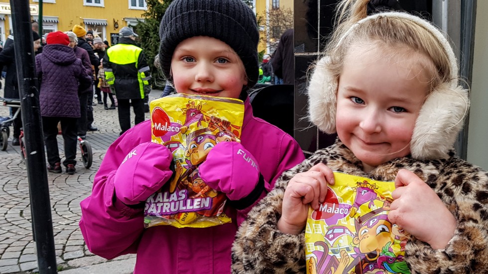 Kompisarna Signe Jahr och Estelle Svensson, båda 5 år, blev supernöjda med godiset de fick efter julgransdansen.
