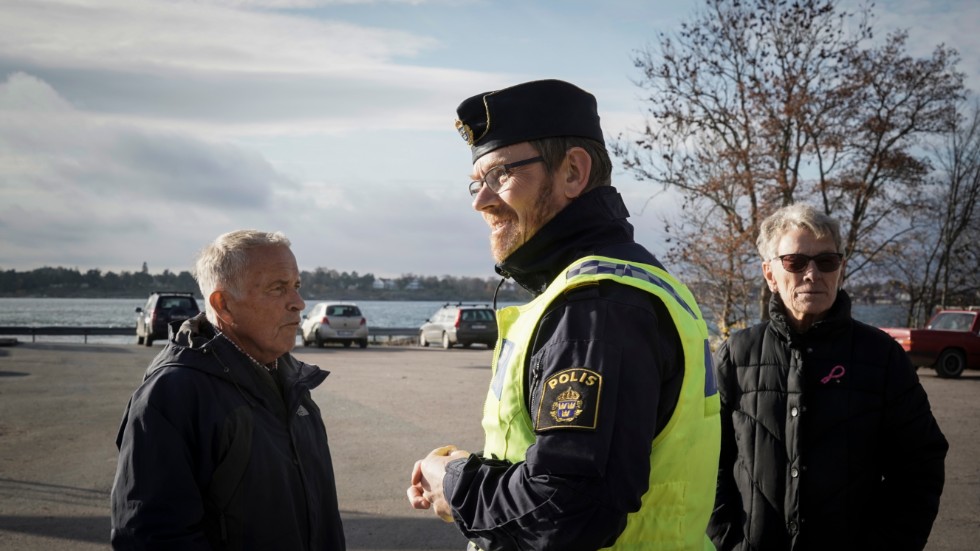 Polis Mikael Wälitalo, platschef för evakueringen på Gräsö, tog emot Gräsöborna.