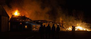 Ladugård totalförstördes i våldsam brand