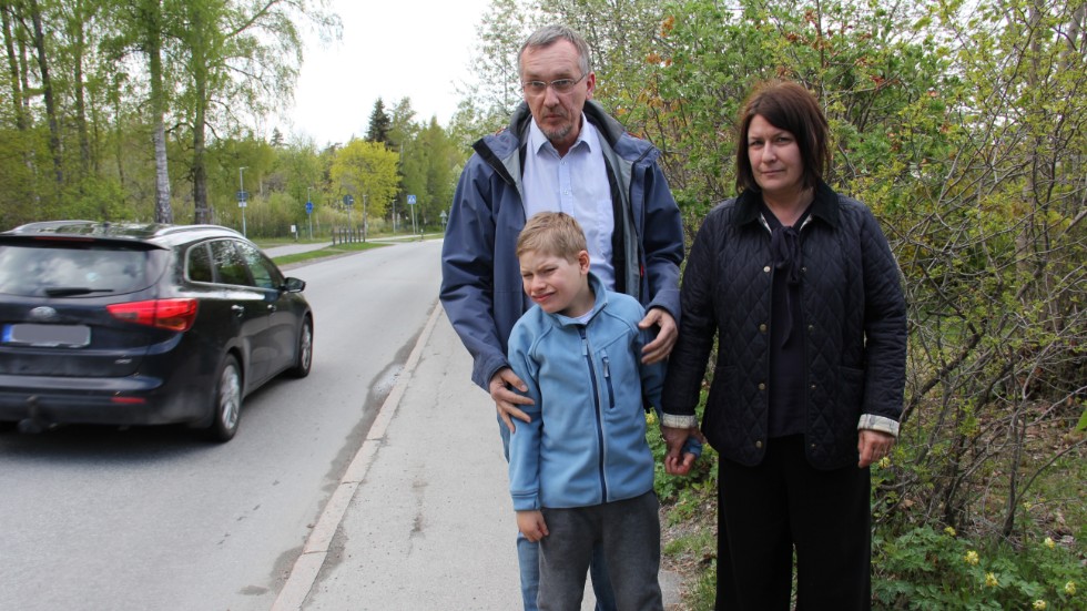 Cecilia och Lennart Åström med sonen Jakob Åström störs mycket av trafiken på Kåbovägen. .