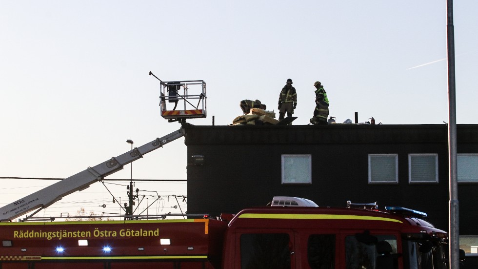 Strax innan 14.30 larmades räddningstjänsten till en brand i en byggnad på bangården.