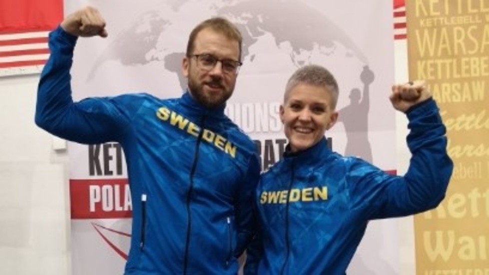 Elin Andersson tog guld och slog världsrekord i VM i kettlebell. Jan Pettersson vann guld och silver i veteranklassen.