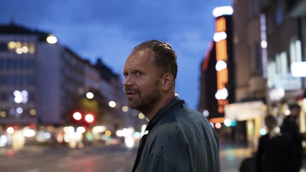 Stefan Lindberg är född i Alingsås 1971 men bor sedan länge i Stockholm. Han debuterade 1999  novellsamlingen "Tusen nålar". Senast gav han 2016 ut den hyllade romanen "Nätterna på Mon Chéri".