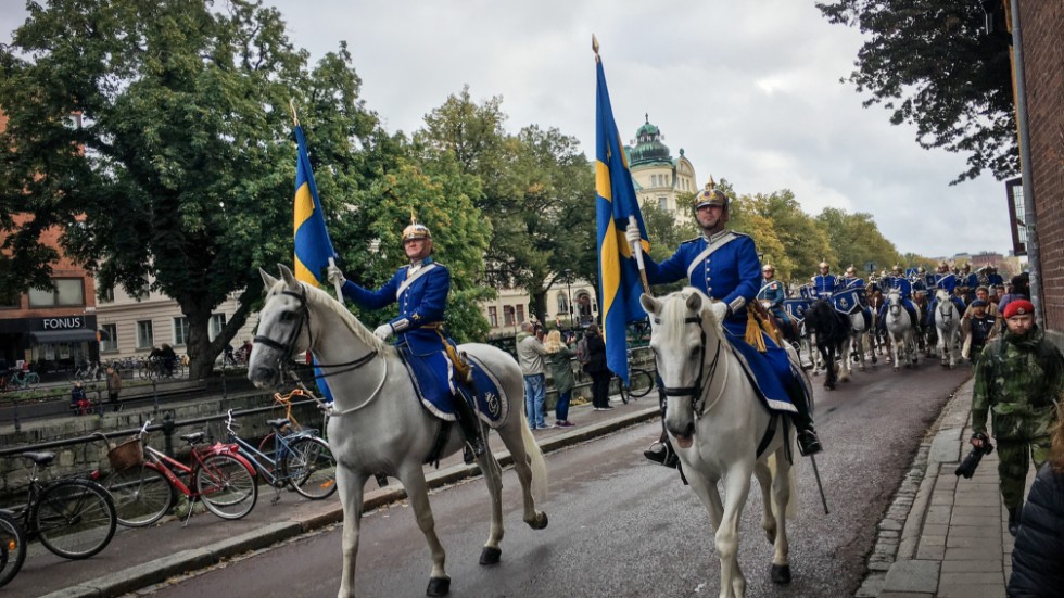 Fanbärarna utgjorde förtruppen till den Beridna högvaktens parad genom Uppsala.