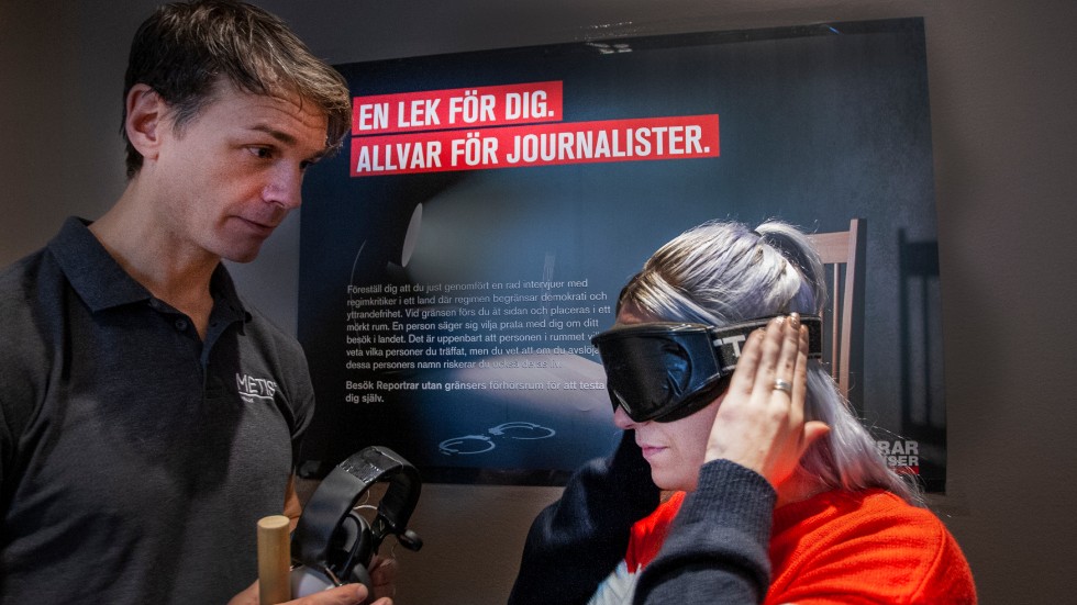 Reporter Ida Larsson får ögonbindel och hörselkåpor, allt för att göra obehaget under förhöret större.