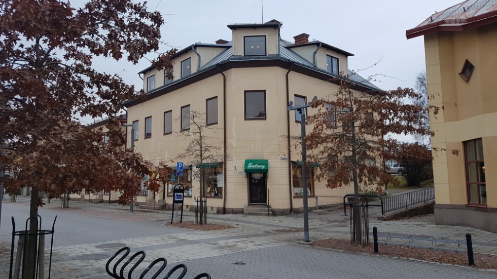 I Hörnet mot gatan ligger Salong Fåfängan. Bakom husen planeras ett nytt bostadshus ersätta en garagelänga.