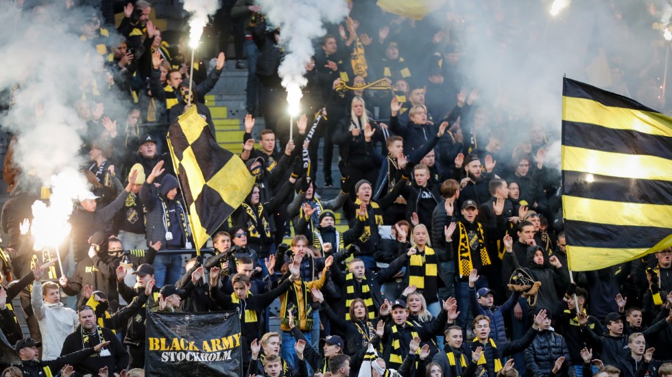 Krönikör Niklas Linder såg en allsvensk fotbollsmatch den gånga helgen mellan AIK och Örebro SK på Friends Arena. Här ses AIK-klacken under den aktuella matchen.
