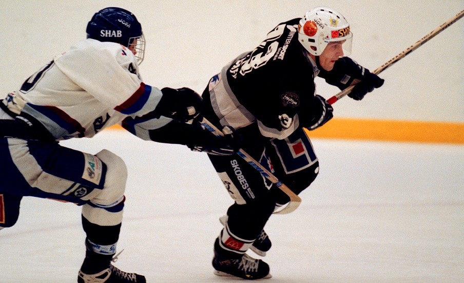 Ryske spelaren Alexander Patchev tycker Per Davidsson är den bäste spelaren som varit i Motala AIF:s ishockeyklubb. Här en bild från ishallen år 2000.